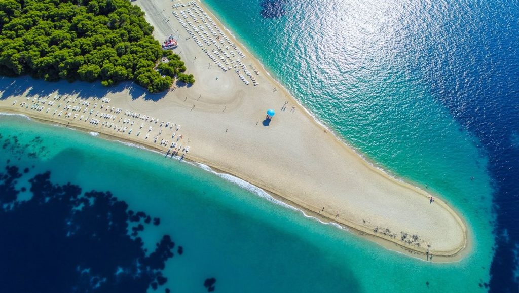Orilla tranquila de Ovrata, playa de Donja Banda