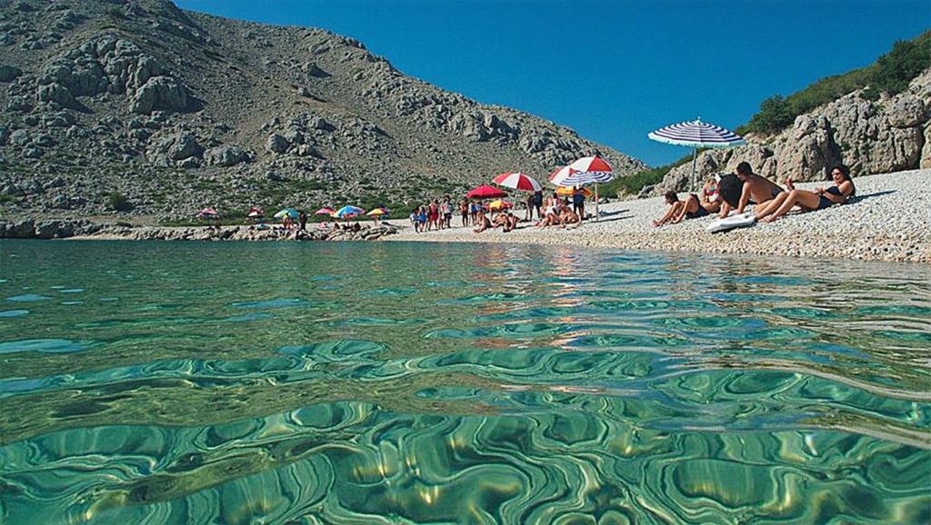 Arena y mar en Papranica, Croacia, Croacia