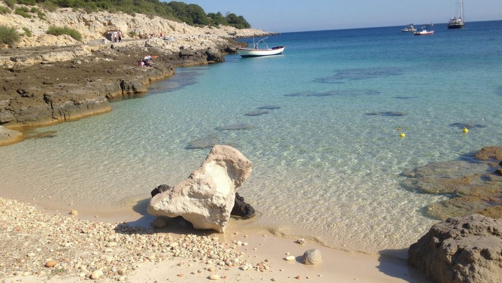 Oleaje en la orilla de Perna, costa de Croacia