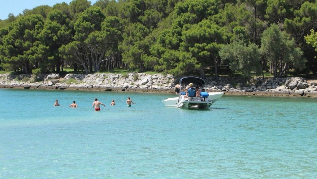 Vista del litoral en Perna, Croacia