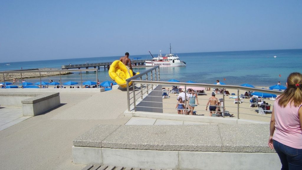 Primer plano de la orilla de Pervolia Beach, ?