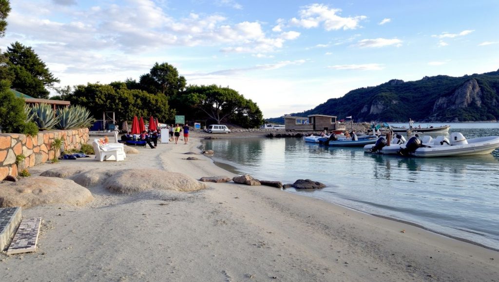 Playa Petite Plage de Cala Rossa en Porto-Vecchio, Córcega