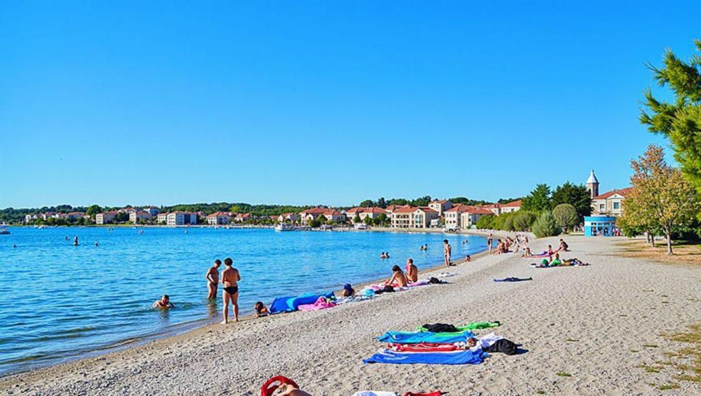 Panorámica de Petrčane Public Beach con cielo despejado, Croacia