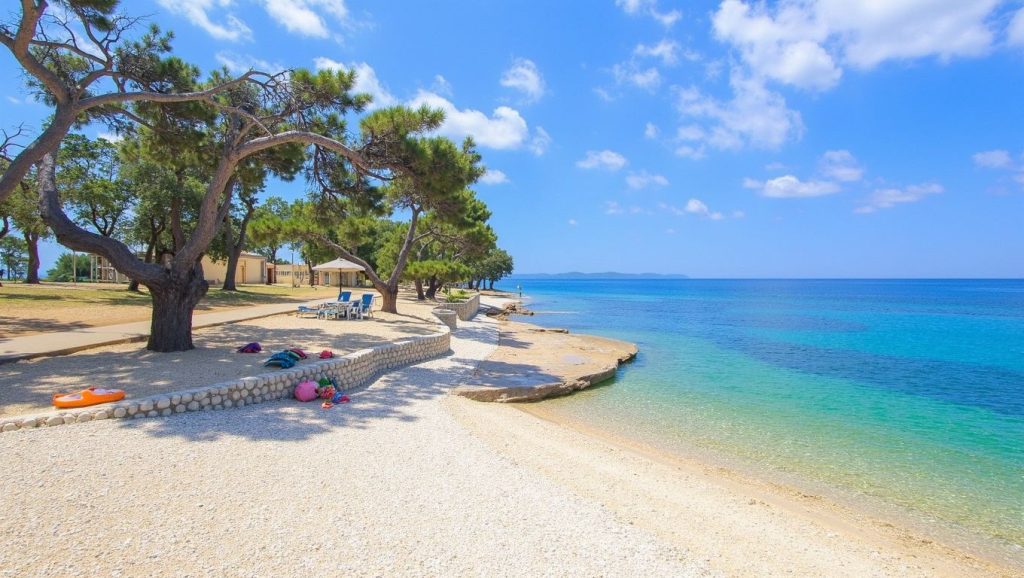 Orilla de Petrčane Public Beach con olas suaves en Croacia