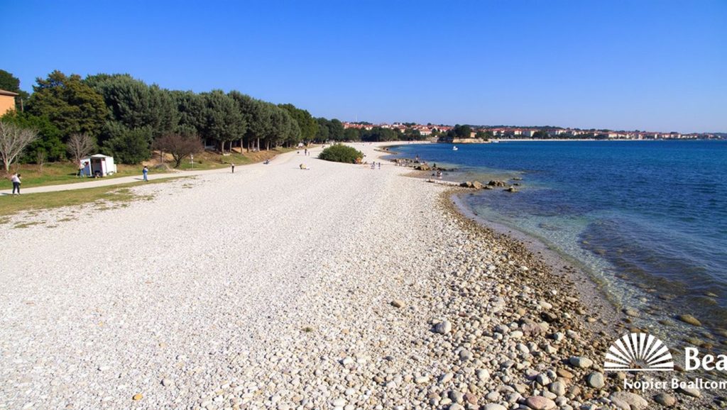 Paseo hacia Petrčane Public Beach, Croacia