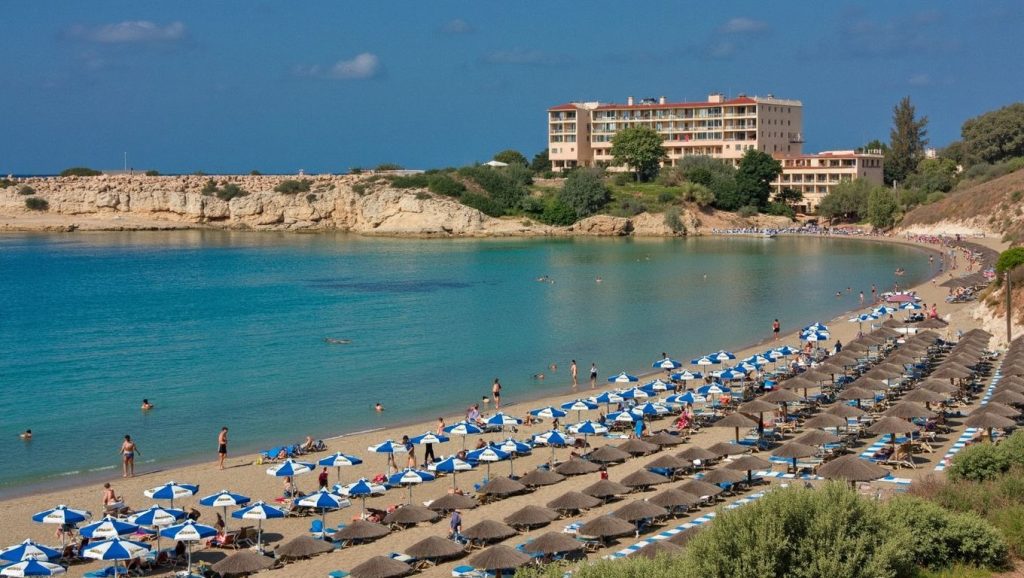 Orilla tranquila de Pissouri Beach, playa de ?