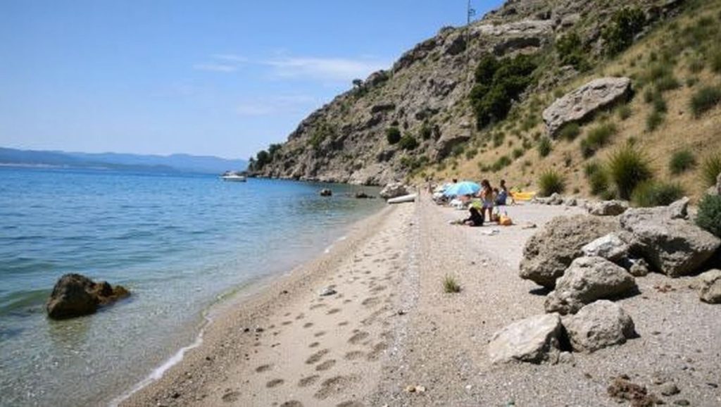 Primer plano de la orilla de Plaża Okrug, Croacia