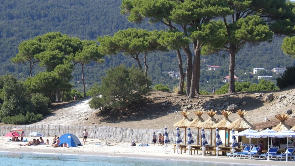 Arena y orilla en Plage d'Agosta, Ajaccio, Córcega
