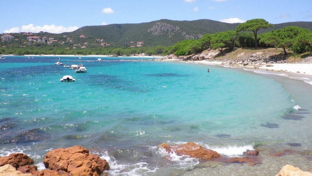 Oleaje en la orilla de Plage d'Alistro, costa de Cap Corse