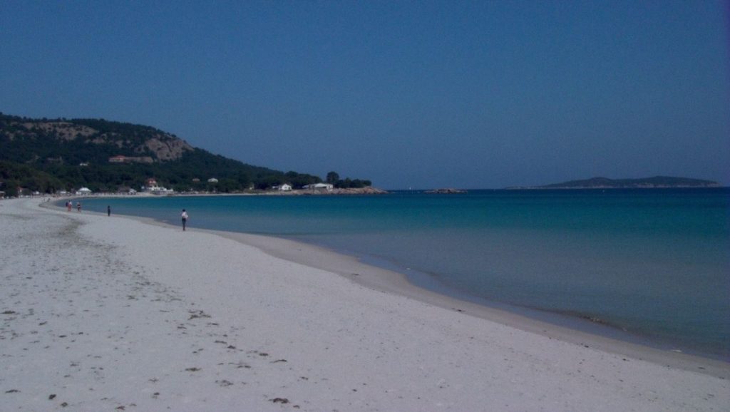 Arena y orilla en Plage d'Arone, Porto, Córcega