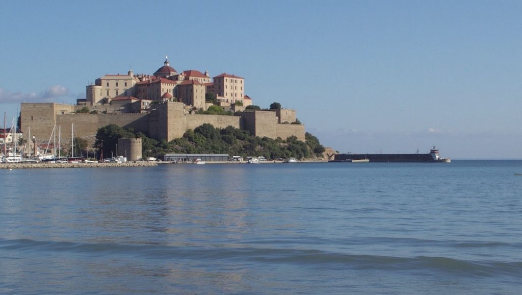 Agua y arena en Plage de Bodri, Calvi
