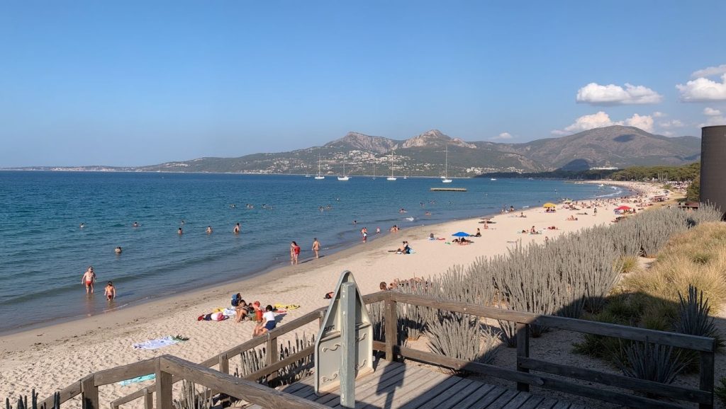 Arena fina en Plage de Bodri, Calvi, Córcega