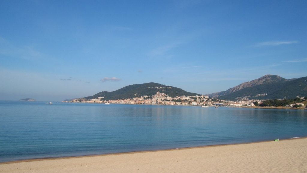 Arena fina en Plage de Bravone, Cap Corse, Córcega
