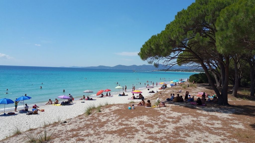 Vista amplia de Plage de Cala en Cap Corse, Córcega