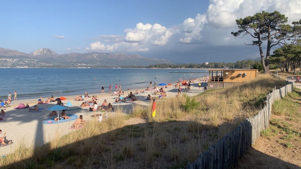 Orilla de Plage de Cala Francese con olas suaves en Cap Corse