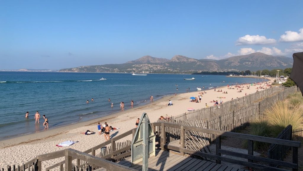 Primer plano de la orilla de Plage de Cala Genovese, Cap Corse