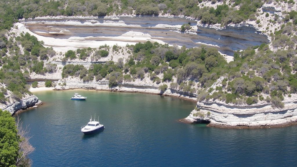 Arena y mar en Plage de Calzarellu, Ajaccio, Córcega