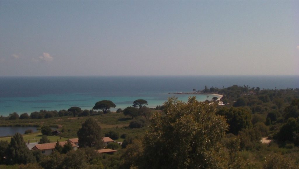 Amplio horizonte marino en Plage de Canusellu, Propriano