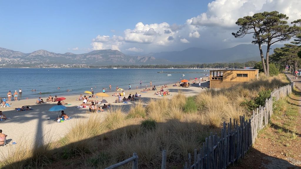 Arena y orilla en Plage de Capu Laurosu, Propriano, Córcega