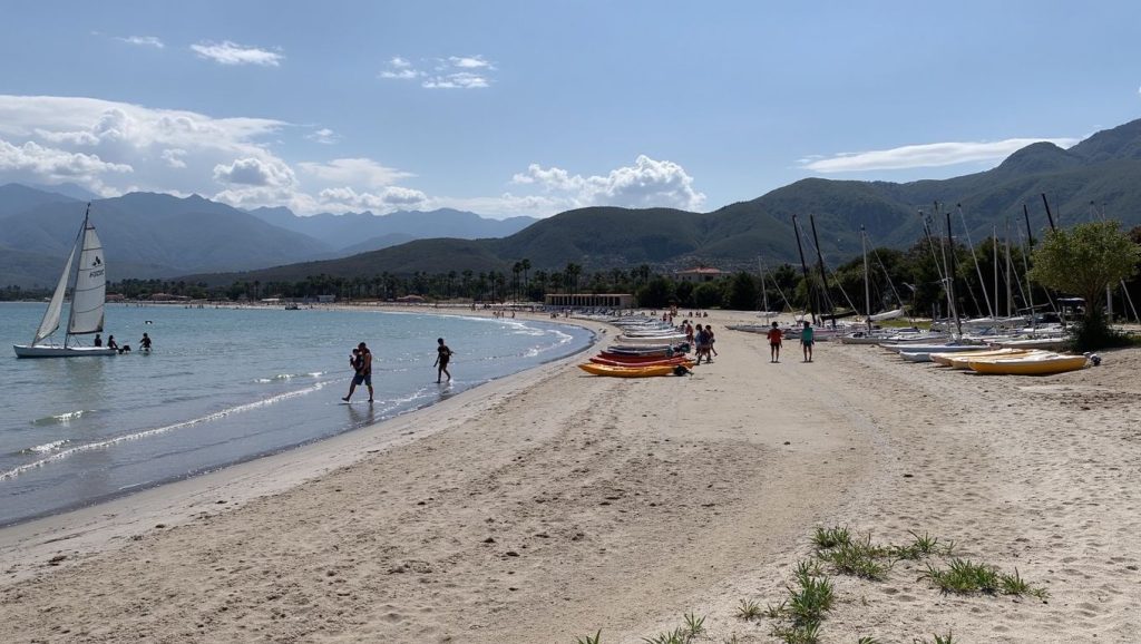 Detalle de arena y agua en Plage de Capu Laurosu, Propriano