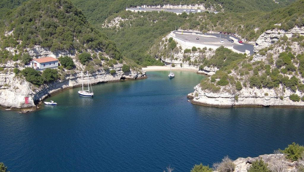 Oleaje en la orilla de Plage de Fautea, costa de Porto-Vecchio