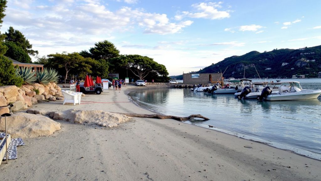 Acceso a Plage de Furnellu desde el aparcamiento, Propriano