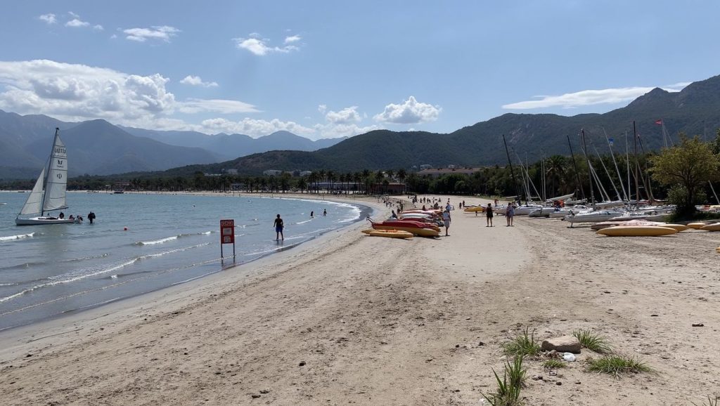 Oleaje en la orilla de Plage de îles, costa de Cap Corse