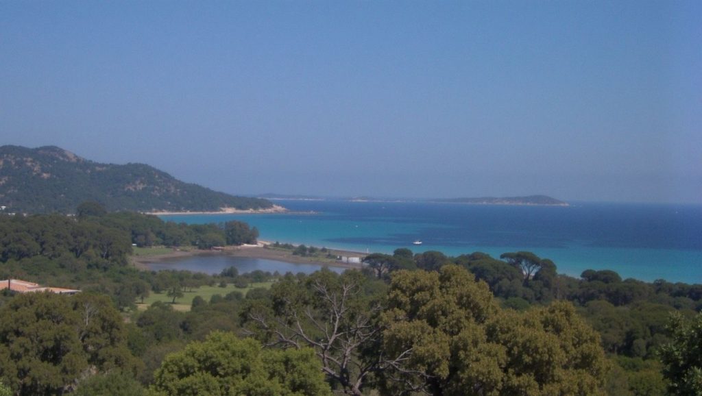 Oleaje en la orilla de Plage de la Marana, costa de Cap Corse