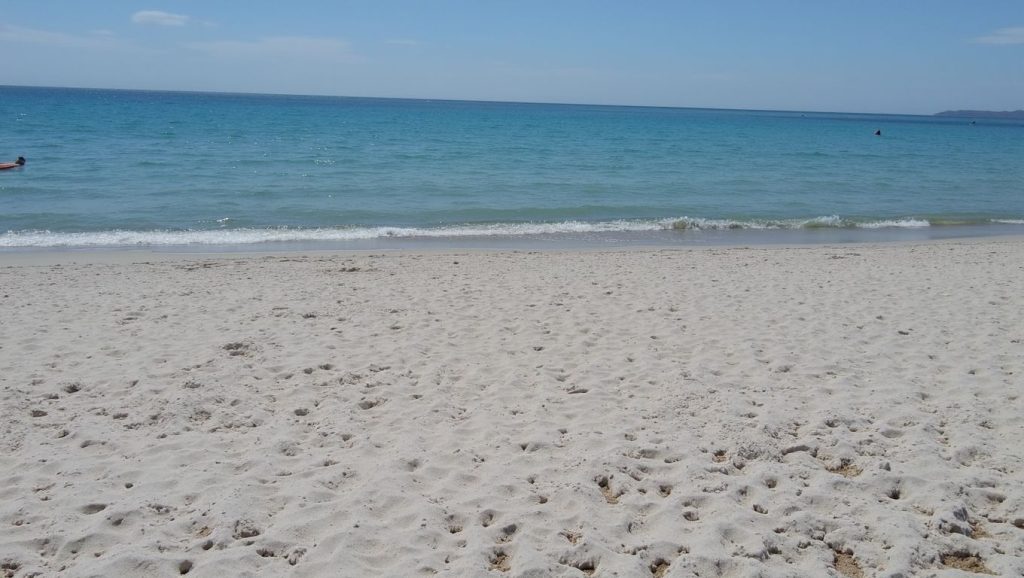 Amplia vista de Plage de la Terre Sacrée, Ajaccio, Córcega