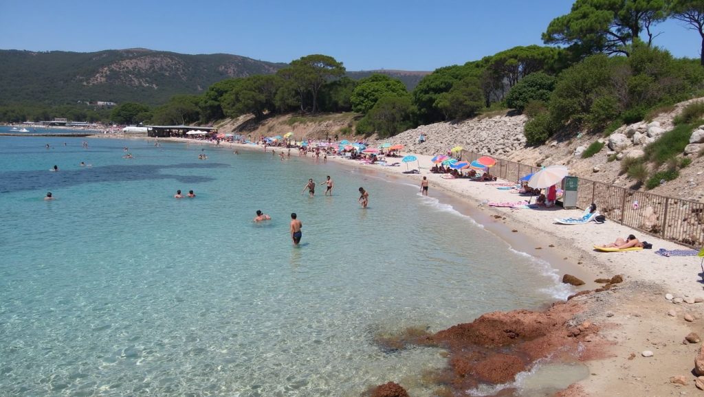 Oleaje en la orilla de Plage de la Terre Sacrée, costa de Ajaccio