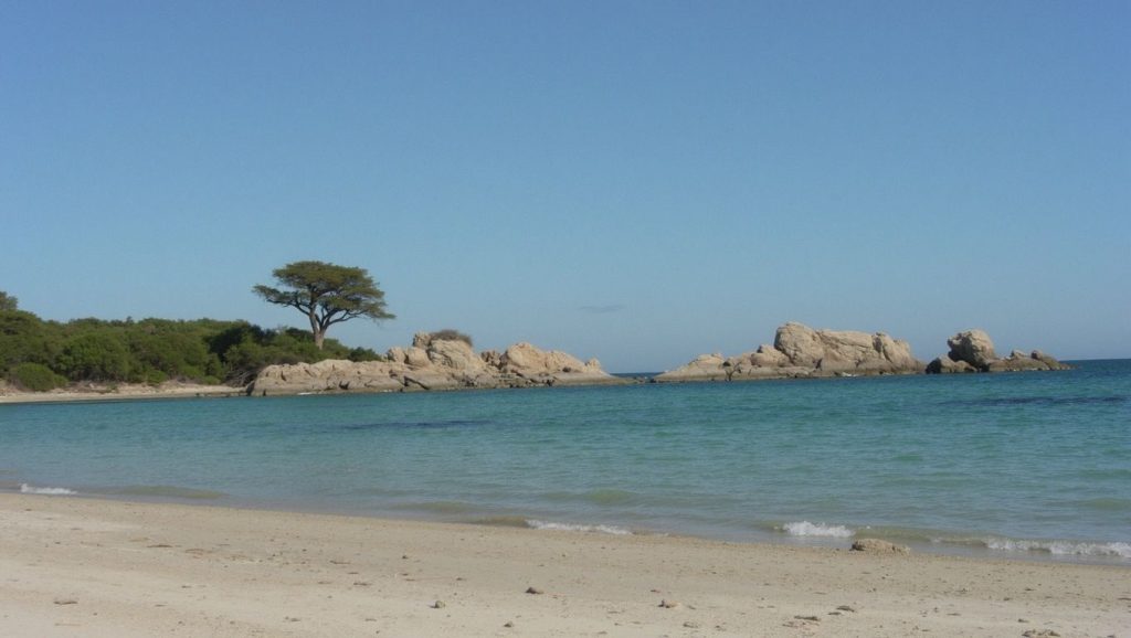 Acceso a Plage de la Terre Sacrée desde el aparcamiento, Ajaccio