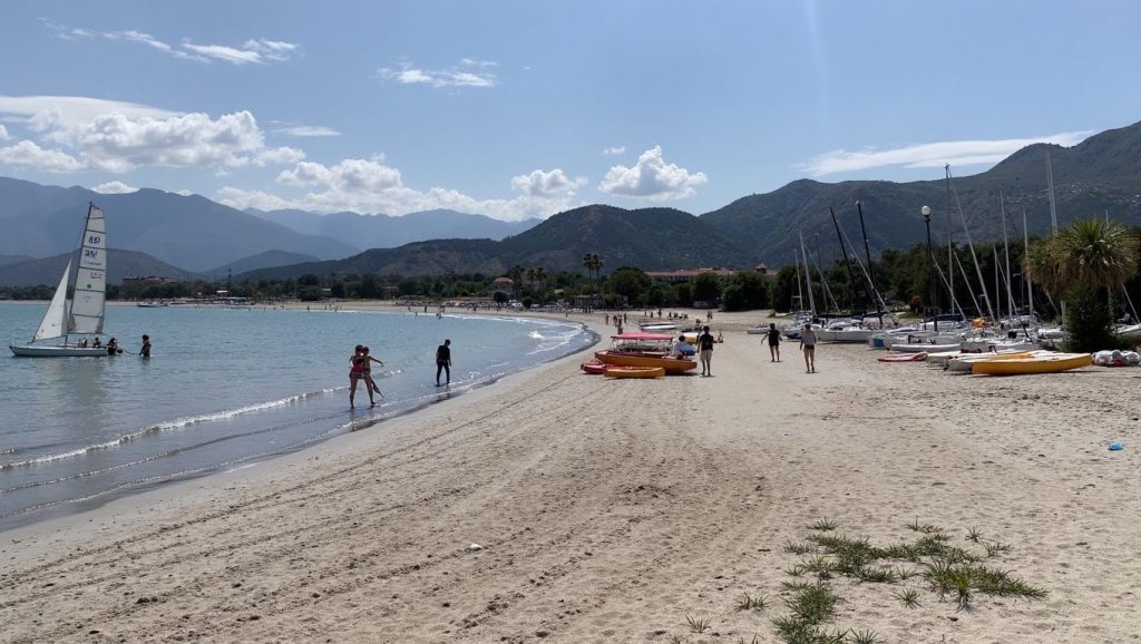 Agua y arena en Plage de la Tonnara, Rondinara