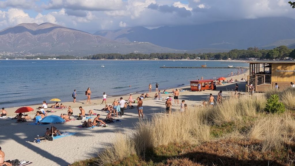 Panorámica de Plage de l'Alga con cielo despejado, Calvi