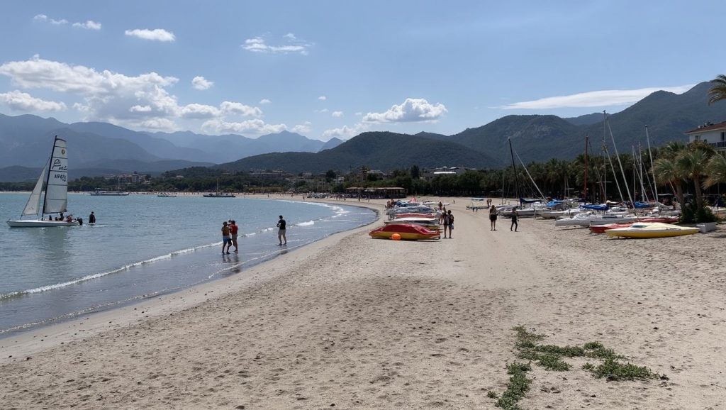 Oleaje en la orilla de Plage de l'Alga, costa de Calvi