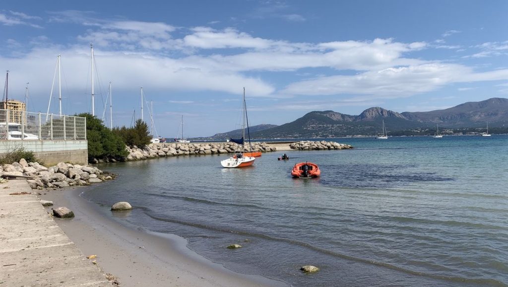 Vista amplia de Plage de l'Alga en Calvi, Córcega