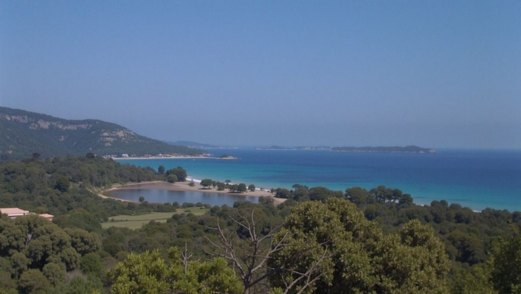Detalle de arena y agua en Plage de Lavu Santu, Porto-Vecchio