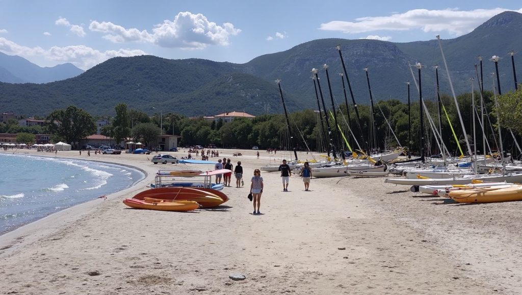 Arena y orilla en Plage de Macinaggio, Cap Corse, Córcega