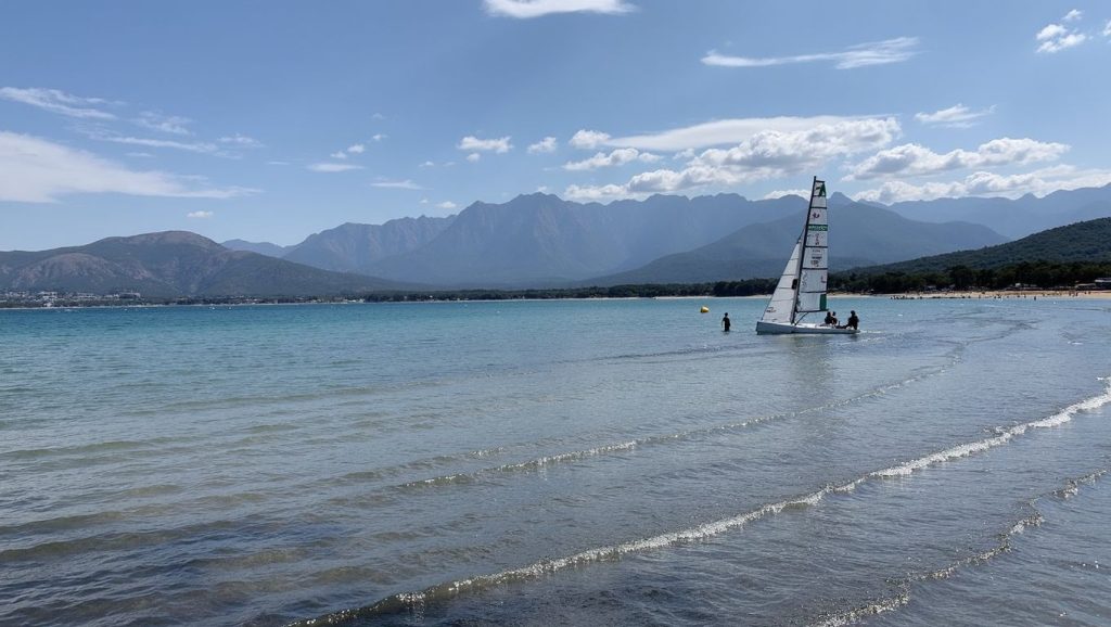 Arena fina en Plage de Macinaggio, Cap Corse, Córcega