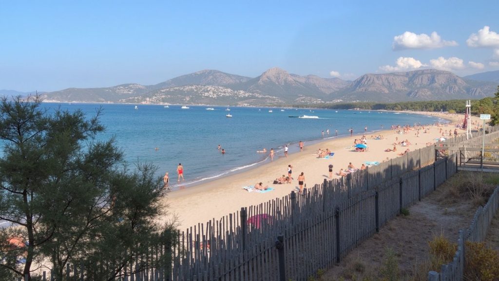 Arena y orilla en Plage de Nonza, Bastia, Córcega