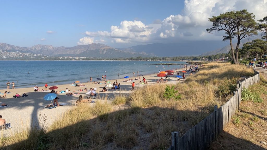 Primer plano de la orilla de Plage de Nonza, Bastia