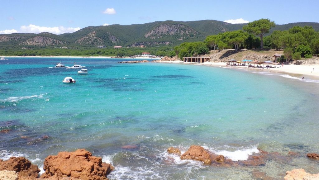 Arena y orilla en Plage de Pianicciolli, Cap Corse, Córcega