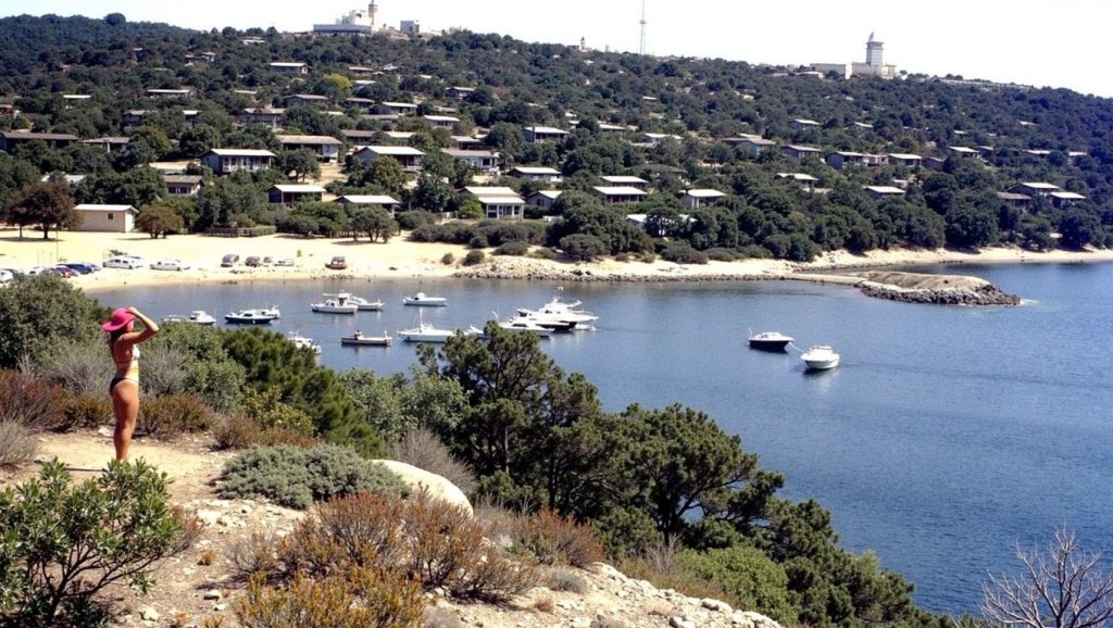 Arena y orilla en Plage de Pinia, Cap Corse, Córcega