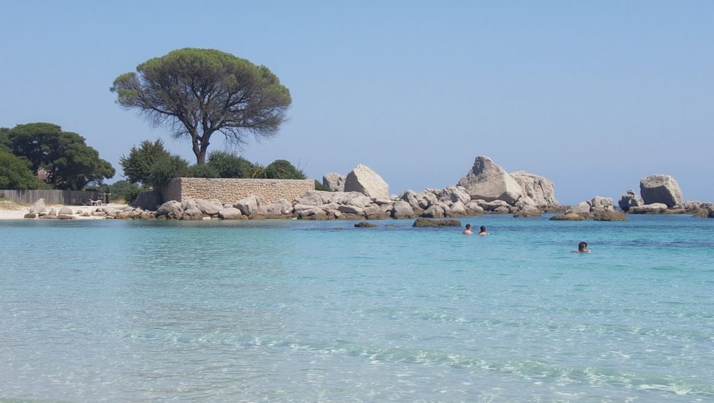 Detalle de arena y agua en Plage de Pinia, Cap Corse