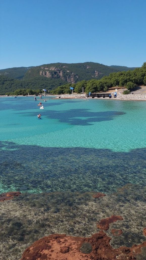 Oleaje en la orilla de Plage de Pisonaccio, costa de Cap Corse