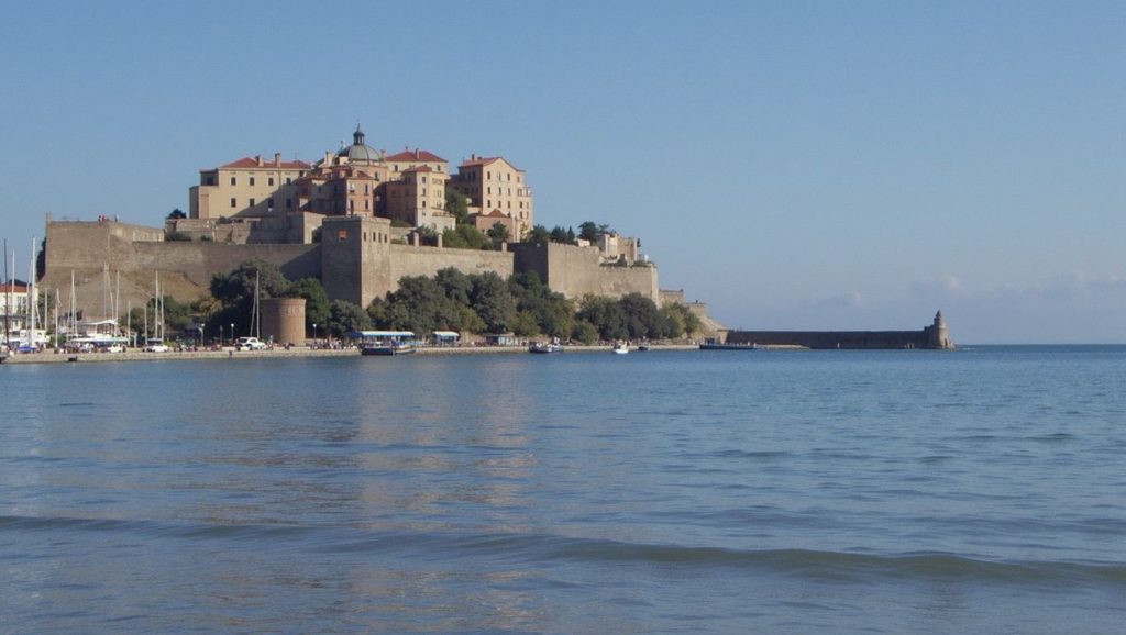 Arena y orilla en Plage de Portigliolo, Propriano, Córcega