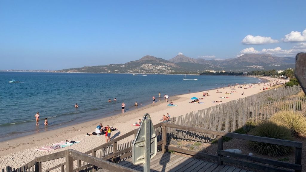 Detalle de arena y agua en Plage de Portigliolo, Propriano