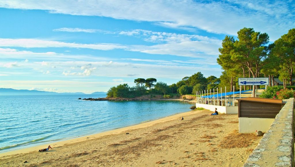 Orilla tranquila de Plage de Prunete, playa de Cap Corse