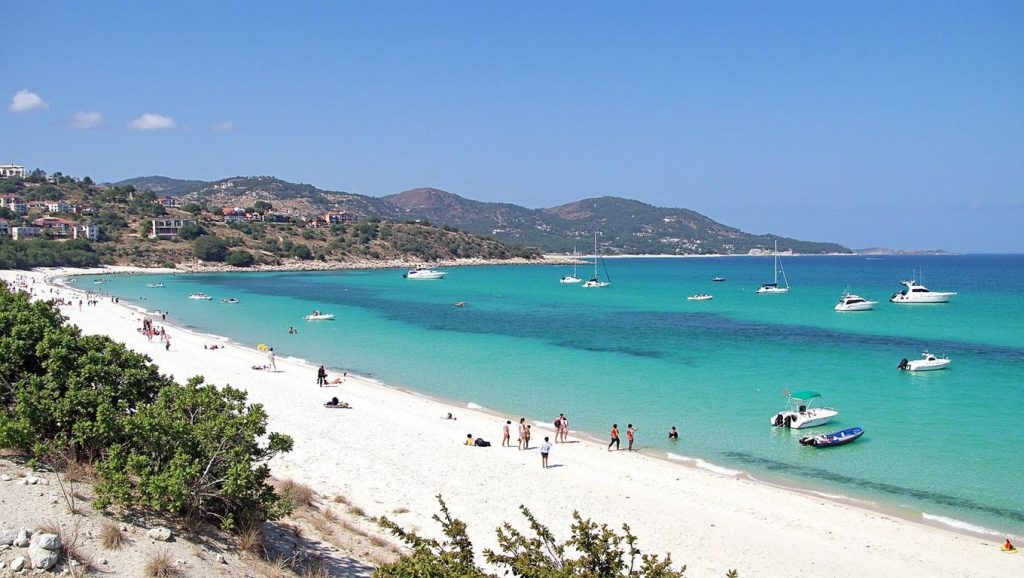 Oleaje en la orilla de Plage de Roccapina, costa de Propriano