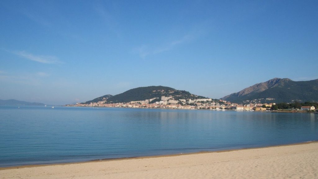 Detalle de arena y agua en Plage de Roccapina, Propriano
