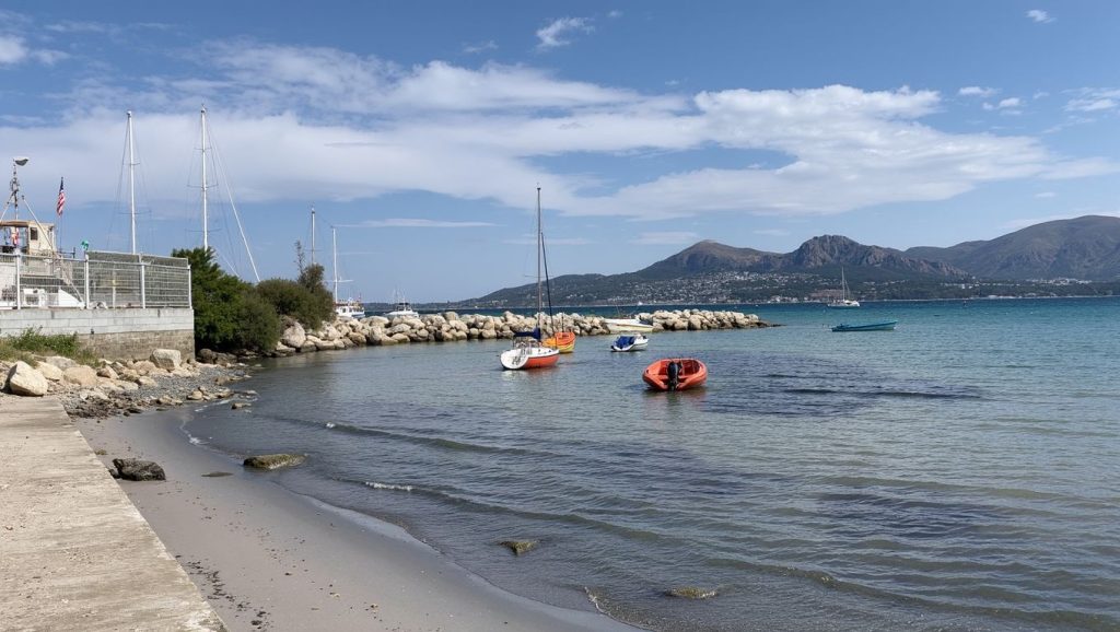 Arena y mar en Plage de Santa Giulia, Rondinara, Córcega